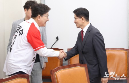 권성동 국민의힘 원내대표와 김문수 대선 후보가 15일 오전 서울 국회 본관에서 열린 