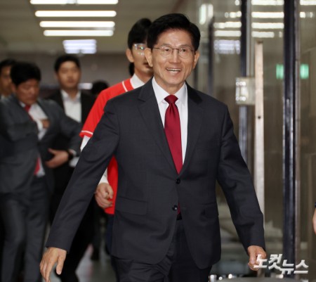 김문수 국민의힘 대선 후보가 15일 국휘에서 열린 중앙선대위 회의 및 중앙선대위 임명장수여식에 참석하고 있다. 2025.5.15