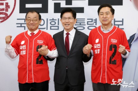 김문수 국민의힘 대선 후보가 15일 국휘에서 열린 중앙선대위 회의 및 중앙선대위 임명장수여식에서 이정현·김기현 공동선대위원장과 기념촬영을 하고 있다. 2025.5.15
