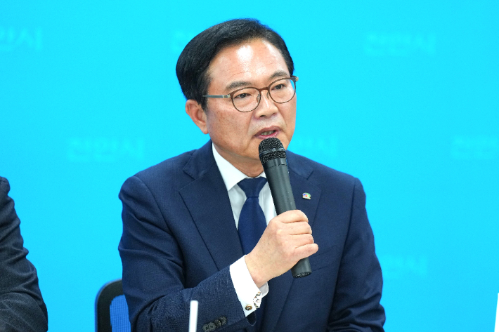 김석필 천안시장 권한대행이 15일 브리핑실에서 인구 70만명 돌파 기자회견을 하고 있다. 천안시 제공