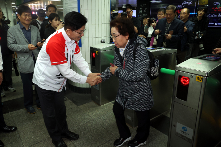 국민의힘 김문수 대선 후보가 15일 서울 구로구 신도림역을 찾아 시민에게 지지를 호소하며 인사하고 있다. 연합뉴스