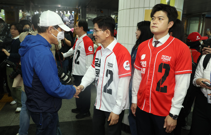 국민의힘 김문수 대선 후보가 15일 서울 구로구 신도림역을 찾아 시민들에게 지지를 호소하며 인사하고 있다. 오른쪽은 김용태 비대위원장. 연합뉴스