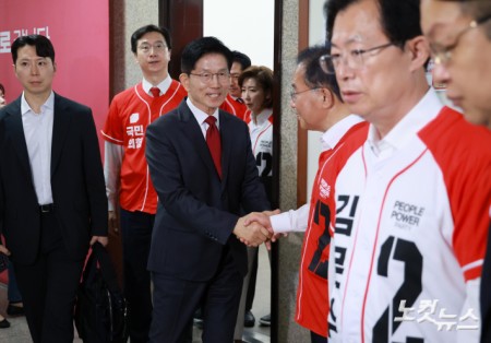 김문수 국민의힘 대선 후보가 15일 국회에서 긴급 기자회견을 마친 뒤 회견장을 나서고 있다. 2025.5.15