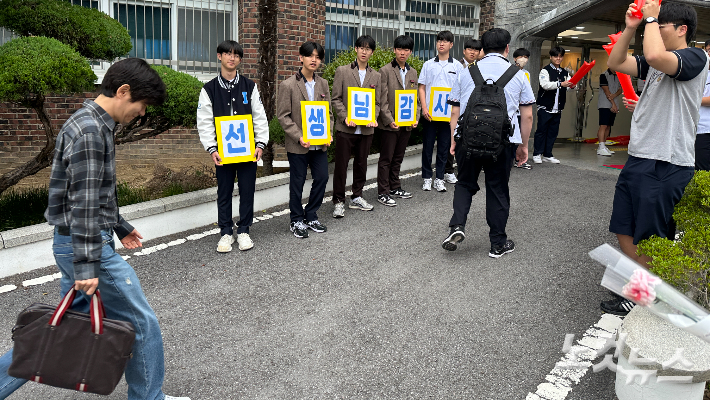 광주인성고등학교 학생들이 15일 오전 광주 남구 광주인성고 중앙현관에서 스승의 날을 맞아 교사들에게 감사 인사를 전하는 행사를 진행하고 있다. 김한영 기자