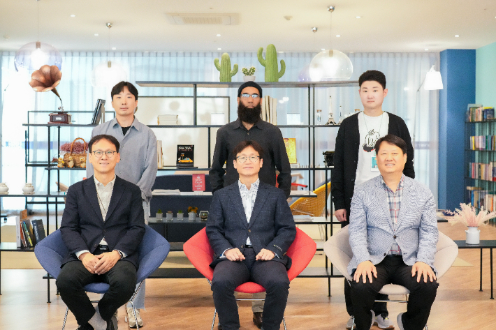 좌측하단부터 반시계방향으로 김진영 교수, 김봉수 교수, 김동석 교수, 허성현 연구원, 샤히드 아민 박사(제1저자), 손중건 연구원(제1저자). UNIST 제공