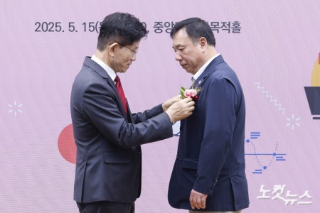 김문수 국민의힘 대선후보가 15일 서울 여의도 국민의힘 중앙당사에서 열린 대한민국교원조합 제21대 대선 정책제안서 전달식에서 박용우 대한민국교원조합 단장에게 카네이션을 전달하고 있다.