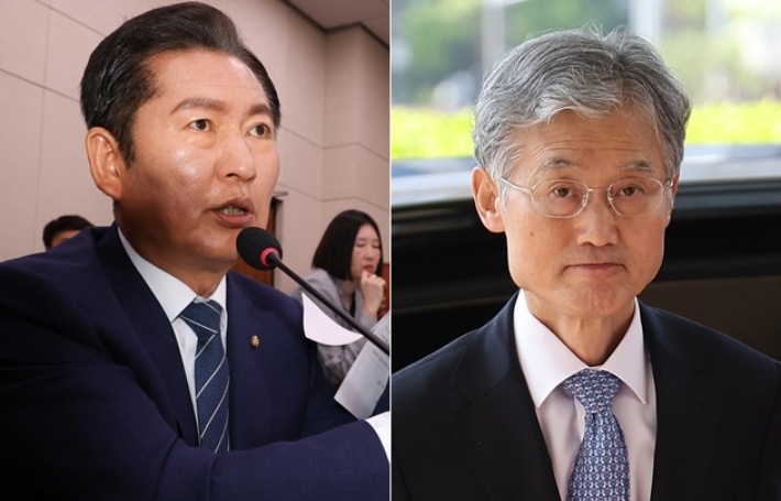 국회 법제사법위원회(법사위)가 어제(14일) '조희대 대법원장(오른쪽) 등 사법부의 대선 개입 의혹 진상규명 청문회'를 열었지만, 조 대법원장을 비롯해 출석 요구를 받은 법관 등 16명이 전원 불출석하면서 논란이 일고 있습니다. 왼쪽은 정청래 법사위원장. 연합뉴스