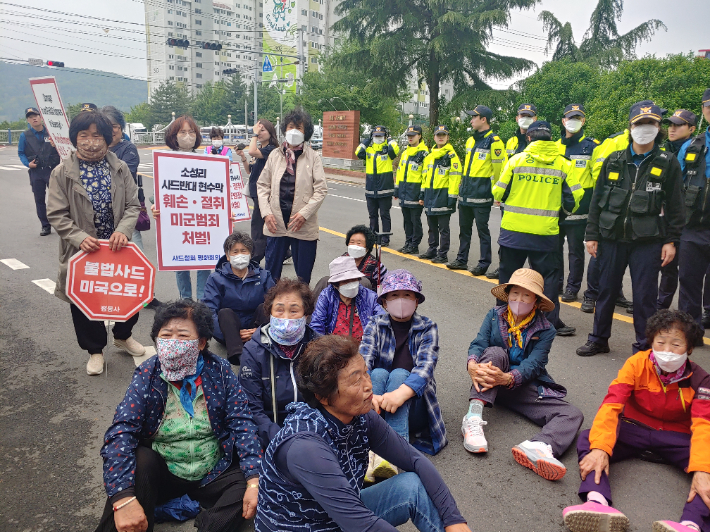 15일 사드철회평화회의가 경북 칠곡군 왜관읍 소재 미군부대인 캠프 캐럴 앞에서 기자회견을 열고 주한미군을 규탄했다. 사드철회평화회의 제공