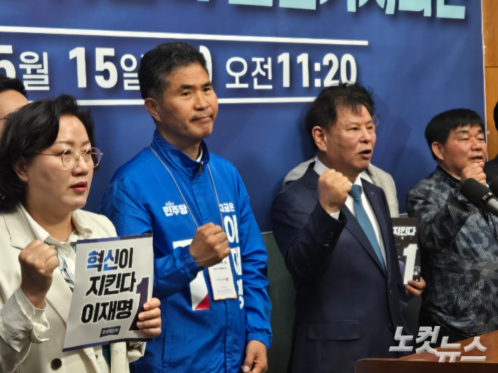 대선 압승을 위해 더불어민주당, 조국혁신당 전북도당이 15일 전북특별자치도의회에서 기자회견을 열고 전북 조국혁신위원회 구성을 알렸다. 남승현 기자