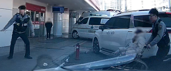 경찰이 병원에 도착해 응급환자를 이송하는 모습. 대전경찰청 제공