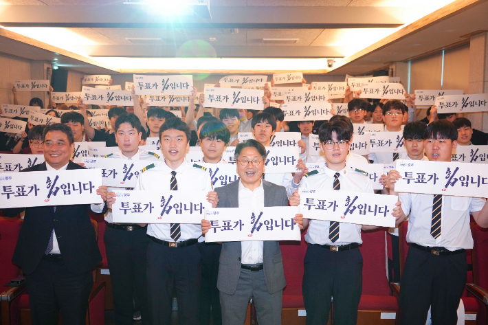 강기정 광주광역시장은 15일 금파공업고등학교에서 '생애 첫 투표'에 나서는 18세 학생들과 참정권의 의미를 나눴다. 광주시 제공