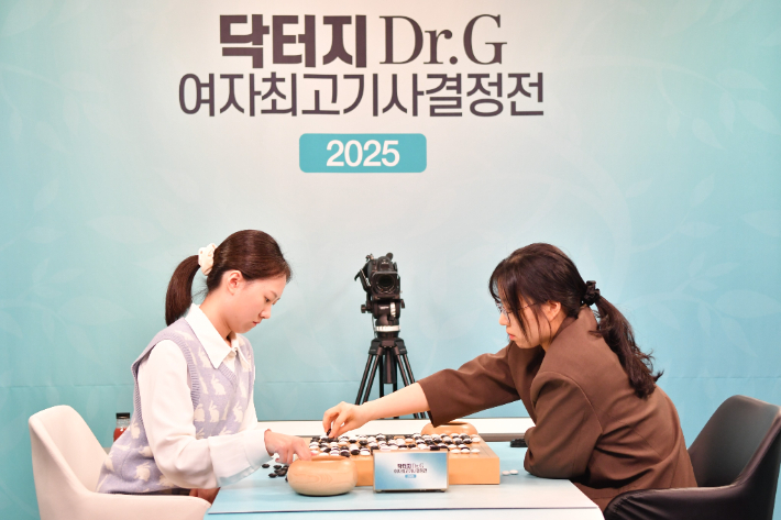 김은지 vs 최정(사진 오른쪽). 두 명 기사의 대국 후 복기하는 장면. 한국기원 제공