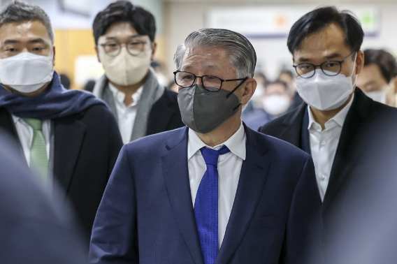 2천억대 횡령·배임 혐의로 기소된 최신원 전 SK네트웍스 회장이 지난 2022년 1월 27일 오후 서초구 서울중앙지법에서 열리는 1심 선고공판에 출석하고 있다. 연합뉴스