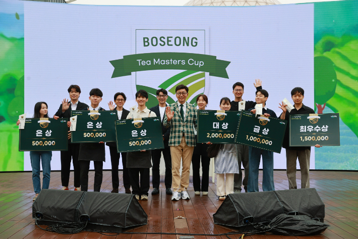 김철우 보성군수와 '제3회 보성 티 마스터컵' 수상자들. 보성군 제공