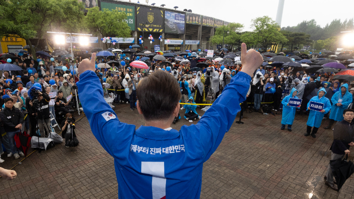 더불어민주당 이재명 대선후보가 15일 전남 광양시 전남드래곤즈축구장 북문 앞에서 열린 유세에서 엄지를 들어 보이고 있다. 연합뉴스