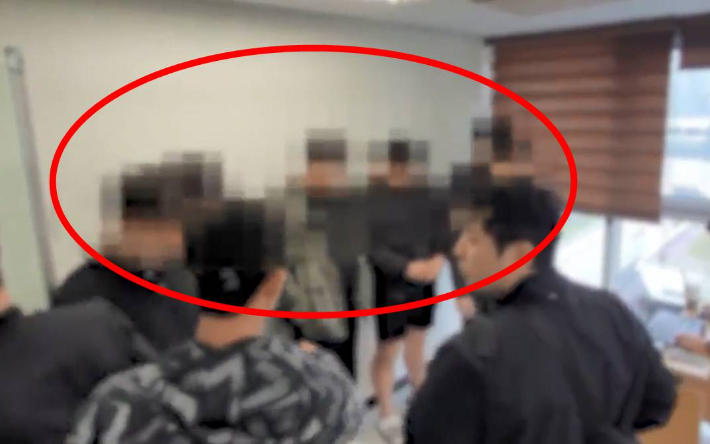 투자리딩 사기 콜센터 조직원들 검거 모습. 제주경찰청 제공
