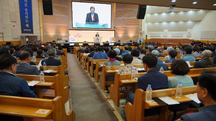 울산지역 은퇴목회자 부부 240여명이 대영교회에서 예배드리고 있다. 대영교회 제공