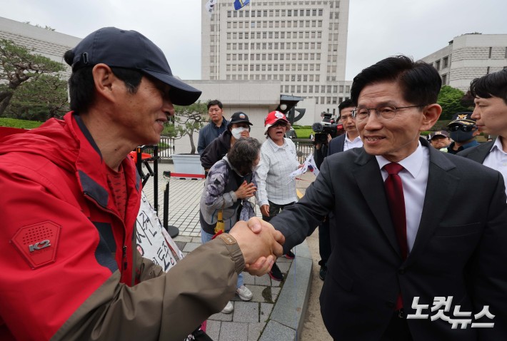김문수 국민의힘 대선 후보가 15일 서울 서초구 대법원 앞에서 열린 사법부 수호 및 민주당 규탄대회에 참석한 후 퇴장하며 지지자들과 인사하고 있다.