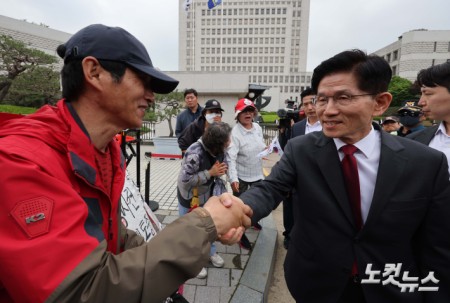 김문수 국민의힘 대선 후보가 15일 서울 서초구 대법원 앞에서 열린 사법부 수호 및 민주당 규탄대회에 참석한 후 퇴장하며 지지자들과 인사하고 있다.