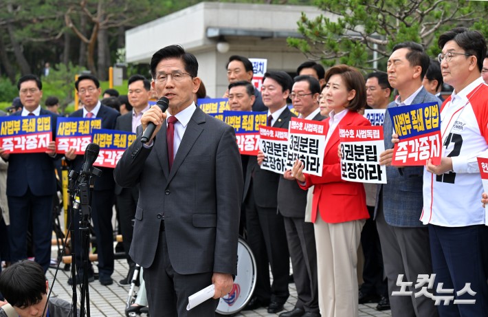 김문수 국민의힘 대통령 후보가 15일 오후 서울 서초구 대법원 앞에서 열린 