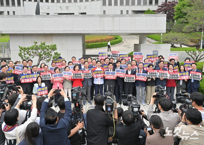 김문수 국민의힘 대통령 후보와 김용태, 권성동 공동선거대책위원장 등이 15일 오후 서울 서초구 대법원 앞에서 열린 