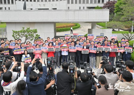 김문수 국민의힘 대통령 후보와 김용태, 권성동 공동선거대책위원장 등이 15일 오후 서울 서초구 대법원 앞에서 열린 