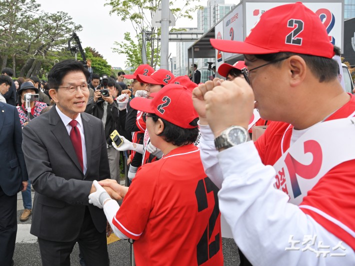 김문수 국민의힘 대통령 후보가 15일 오후 서울 서초구 대법원 앞에서 열린 