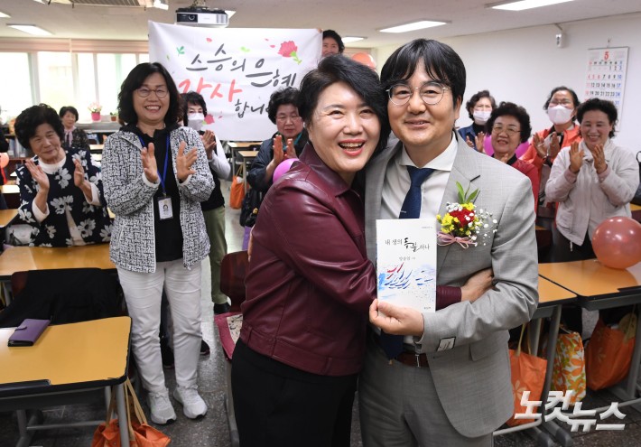 만학도 졸업생의 스승의 날 선물