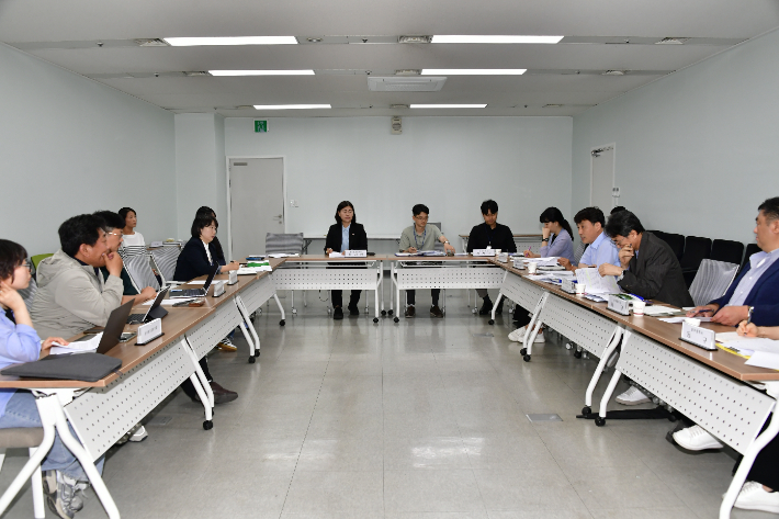 광주광역시의회 최지현(더불어민주당, 광산 1) 의원은 15일 시의회 1층 회의실에서 '지속 가능한 가로수 조성 및 관리'를 주제로 정책 간담회를 열고 '가로수 관리 지침'이 절실하다고 강조했다. 광주광역시의회 제공