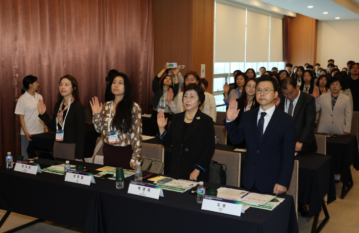 행사 참여자들이 탄소중립 선서를 하고 있다. 포항시 제공