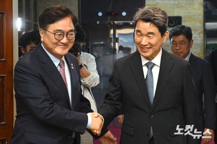 (왼쪽)우원식 국회의장이 15일 오후 서울 여의도 국회 의장실에서 이주호 대통령 권한대행 부총리 겸 교육부 장관을 접견하며 악수를 하고 있다. 25.05.15