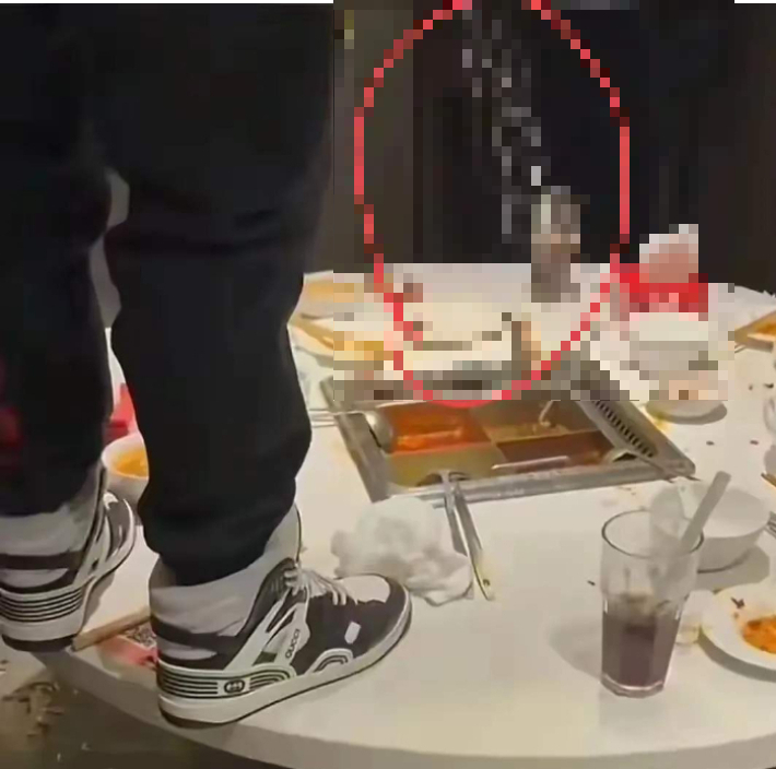 하이디라오 한 매장에서 훠궈 냄비에 소변을 보는 영상이 공개됐다. 웨이보 캡처