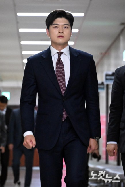 기자간담회장으로 이동하는 김용태 비대위원장