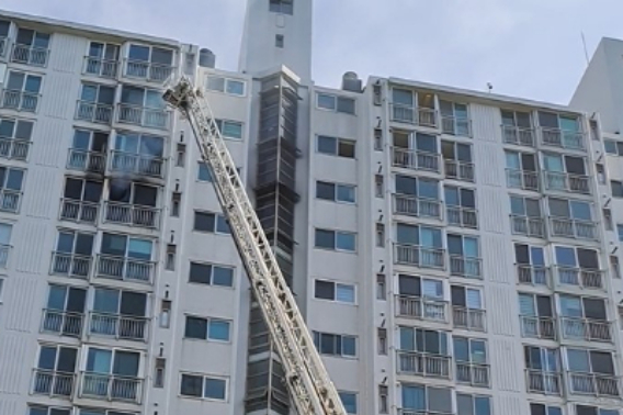 15일 오후 발생한 강릉시 교동의 한 아파트 화재 현장. 강릉소방서 제공