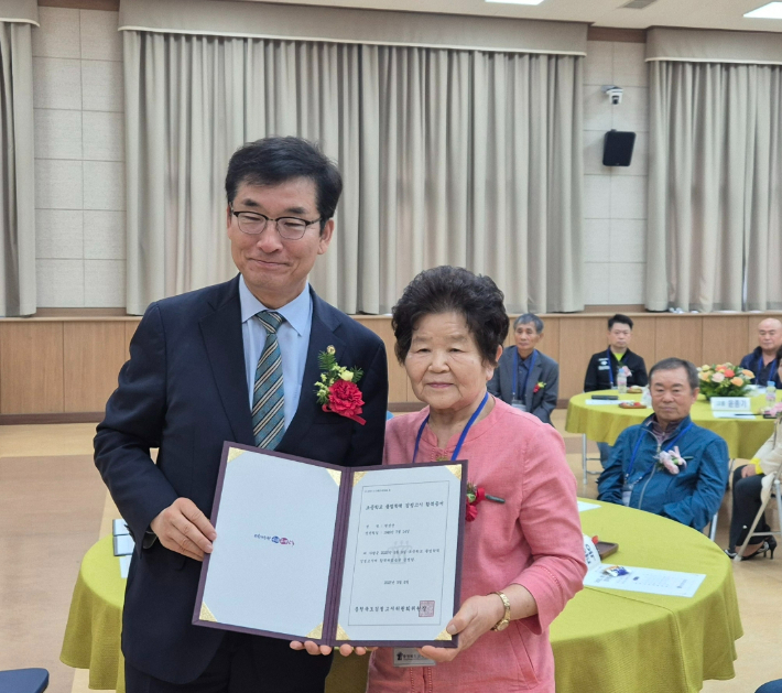 초졸 검정고시 합격자 한성순씨가 윤건영 충북도교육감과 기념촬영을 하고 있다. 증평군 제공