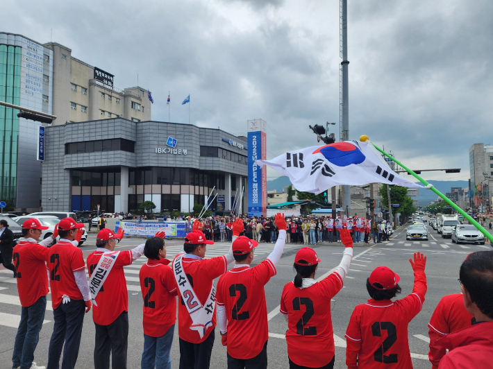 경주시 당원협의회가 시민들에게 김문수 후보 지지를 호소하고 있다. 문석준 기자