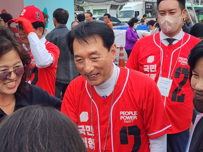 김석기 의원이 김문수 후보 지지를 호소하며 시민들과 인사하고 있다. 문석준 기자