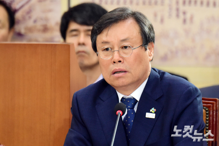 문화체육관광부 장관 후보자 시절 인사청문회에서 의원들의 질의를 받고 있는 도종환 전 국회의원. 윤창원 기자