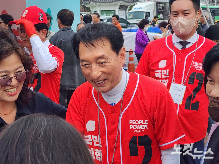 김석기 의원이 김문수 후보 지지를 호소하며 시민들과 인사하고 있다. 문석준 기자