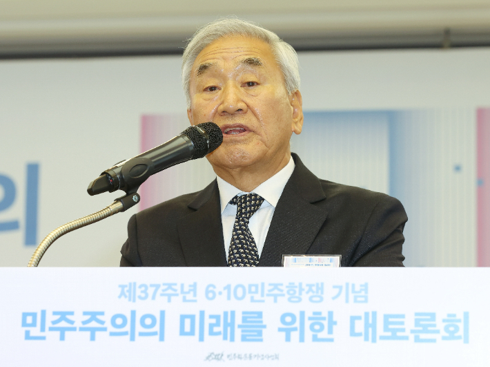 보수 향한 보폭 넓히는 민주…'MB계 좌장' 이재오와 회동