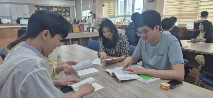 남구 학성고등학교는 스승의 날을 맞아 도서관에서 '사제 동행 15분 독서'를 운영했다. 울산광역시교육청 제공
