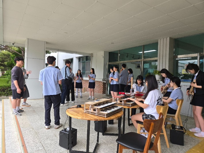 울산 북구 효정고등학교는 15일 오전 학생회 학생들이 직접 제작한 악기 연주와 카네이션을 달아주며 선생님들의 출근을 환영하는 행사를 진행했다. 울산광역시교육청 제공