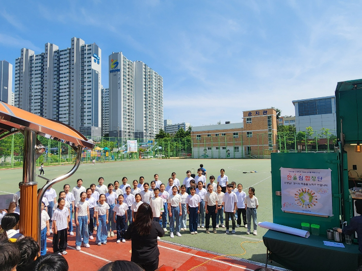 울산 동구 서부초등학교는 지난 14일 스승의 날을 맞아 학생자치회의 주도로 '한울림 합창단'의 작은 공연이 열렸다. 울산광역시교육청 제공