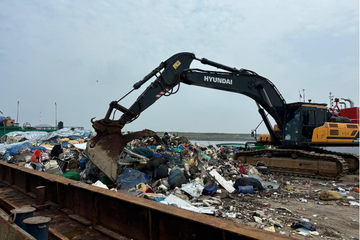 군산시가 섬지역 생활쓰레기를 수거하고 있다. 군산시 제공