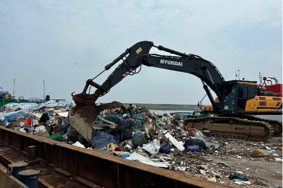 군산시가 섬지역 생활쓰레기를 수거하고 있다. 군산시 제공