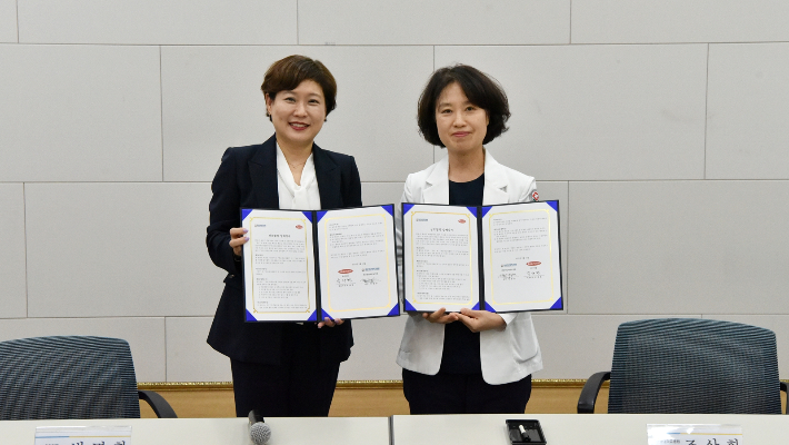 화순전남대병원 조상희 임상시험센터장(오른쪽)과 한미약품 박명희 국내사업본부장(왼쪽)이 협약서에 서명하고 기념 촬영하고 있다. 화순전남대병원 제공