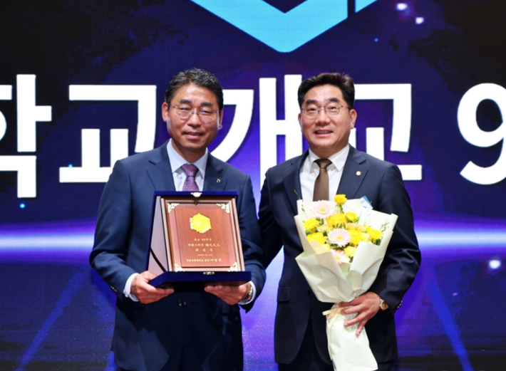 허순구 광양농협 조합장(왼)과 이병운 순천대 총장. 광양농협 제공 