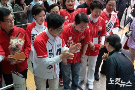 출근길 시민들과 인사나누는 김문수