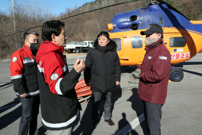 김진태 강원도지사 등이 산불진화 헬기 운용 상황을 점검하고 있다. 강원도 제공 