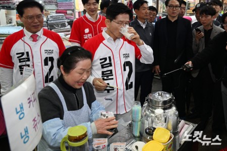 김문수 국민의힘 대선 후보가 16일 오전 경기도 수원시 지동시장 유세를 마치고 이동하며 영동시장 상인들과 만나고 있다.